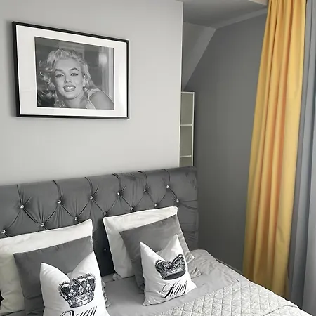 Marilyn Monroe *