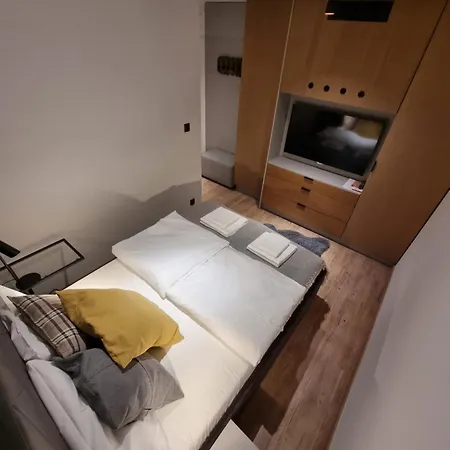 Bed & Breakfast 74 *
