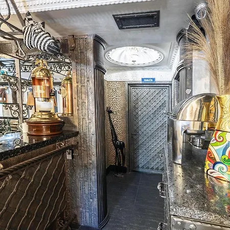 Bed & Breakfast Safari House - *
